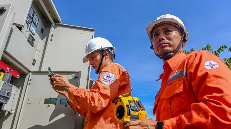 Ứng dụng thiết bị hiện đại trong kiểm tra hệ thống điện. (Ảnh: EVNHANOI)