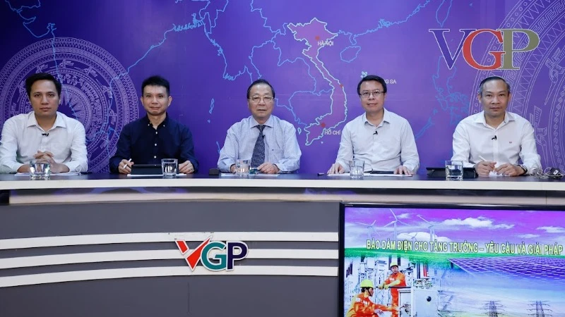 Các khách mời tham dự Tọa đàm "Bảo đảm điện cho tăng trưởng - Yêu cầu và giải pháp". (Ảnh: VGP)