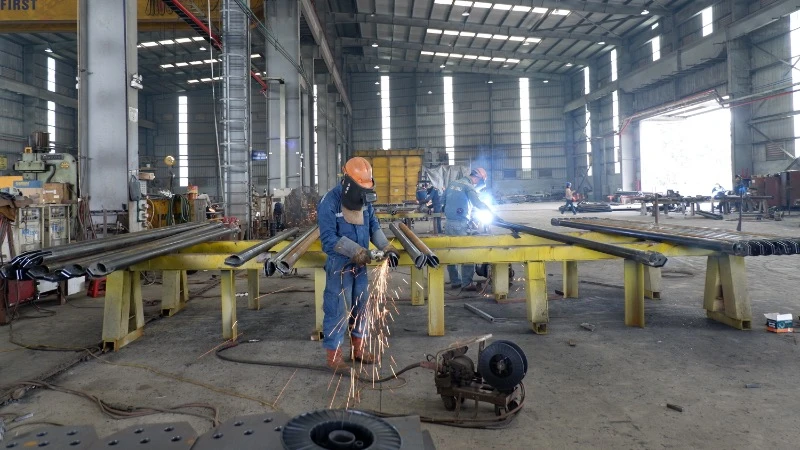 Gấp rút sản xuất cột thép để bàn giao trên công trường. (Ảnh: LÊ CHI)