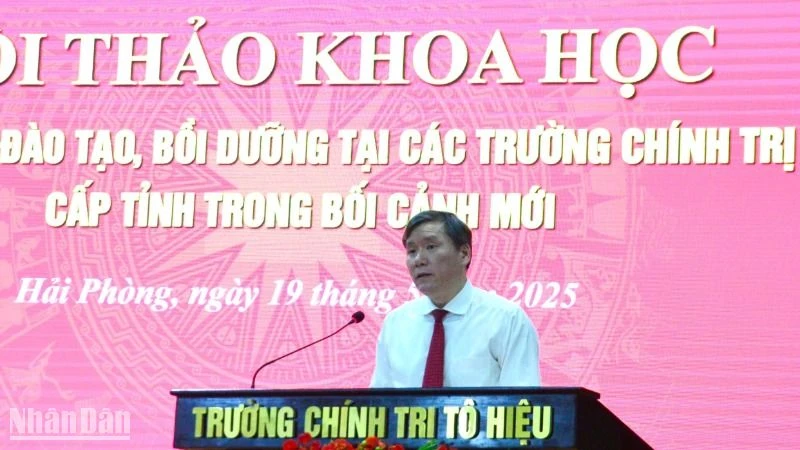 Giáo sư, Tiến sĩ Lê Văn Lợi, Phó Giám đốc Học viện Chính trị quốc gia Hồ Chí Minh phát biểu đề dẫn hội thảo. (Ảnh: PHẠM CƯỜNG) 