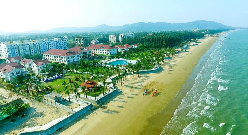 Toàn cảnh bãi biển Hải Tiến.