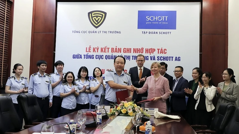 Biên bản ghi nhớ nhằm tăng cường hơn nữa mối quan hệ hợp tác giữa Tổng cục Quản lý thị trường và SCHOTT AG trong công tác đấu tranh, phòng chống hàng giả và vi phạm sở hữu trí tuệ.