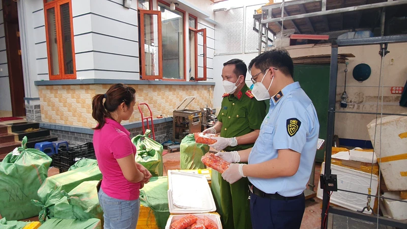Lực lượng Quản lý thị trường đã thu giữ 840kg trứng non gia cầm đông lạnh, 40kg nầm động vật đông lạnh không rõ nguồn gốc xuất xứ.