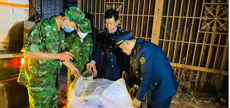 Lực lượng chức năng tỉnh Quảng Trị kịp thời ngăn chặn 1,7 tấn lòng lợn đã bốc mùi hôi thối đang trên đường tiêu thụ