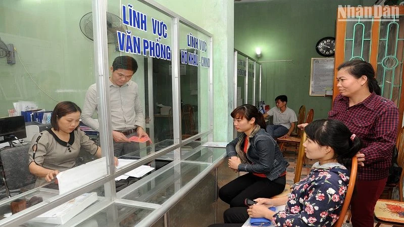 Người dân xã Lại Xuân, huyện Thủy Nguyên (Hải Phòng) làm các thủ tục hành chính tại bộ phận 1 cửa của xã. (Ảnh: An Khánh)