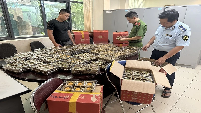 Lực lượng quản lý thị trường thành phố Hà Nội tạm giữ số lượng lớn bánh trung thu không rõ nguồn gốc.
