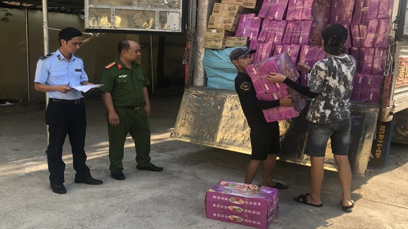 Lực lượng chức năng tỉnh Hưng Yên kiểm tra số hàng hóa vi phạm.