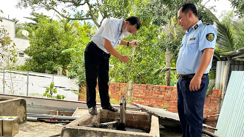 Lực lượng quản lý thị trường tỉnh Hậu Giang kiểm tra hàng hóa là xăng dầu vi phạm.