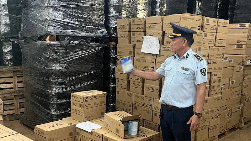 Lực lượng Quản lý thị trường tỉnh Bình Dương kiểm tra các sản phẩm sữa bột bị làm giả tại cơ sở của V.T.C.