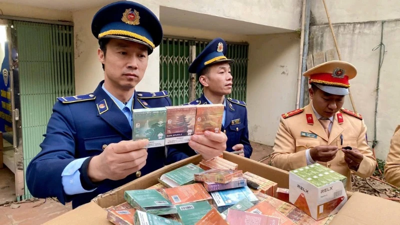 Lực lượng Quản lý thị trường tỉnh Lạng Sơn phát hiện, bắt giữ số lượng lớn các sản phẩm thuốc lá điện tử nhập lậu, không rõ nguồn gốc.