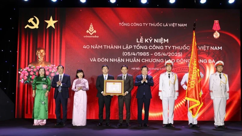 Đồng chí Nguyễn Hoàng Anh thừa ủy quyền của Chủ tịch nước trao tặng Vinataba Huân chương Lao động hạng Ba