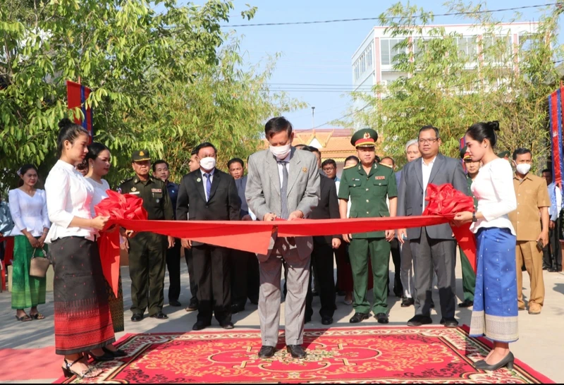 Cắt băng khánh thành công trình Đài Hữu nghị Việt Nam-Campuchia tỉnh Kampong Speu, sáng 3/3 (Ảnh: NGUYỄN HIỆP)