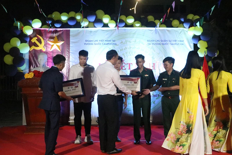 Đại diện Đại sứ quán, Cơ quan Tùy viên Quốc phòng Việt Nam tại Campuchia trao giải cho tập thể và cá nhân lưu học sinh có thành tích xuất sắc trong các hoạt động văn hóa, thể thao chào mừng những ngày lễ lớn của đất nước thời gian vừa qua. (Ảnh: NGUYỄN HIỆP)