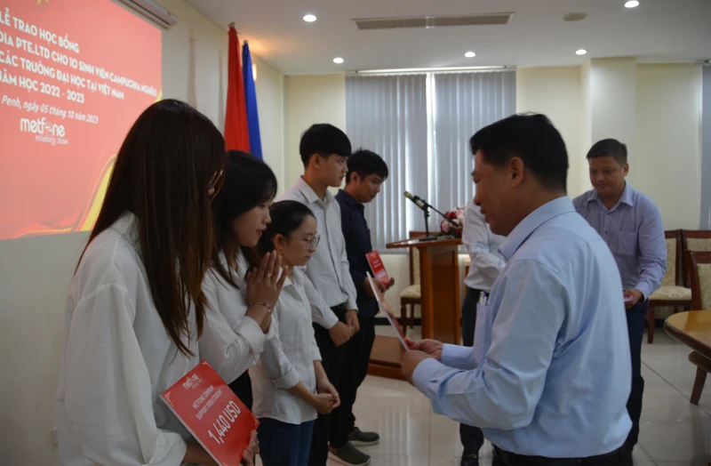 Đại sứ Nguyễn Huy Tăng trao học bổng cho các sinh viên.