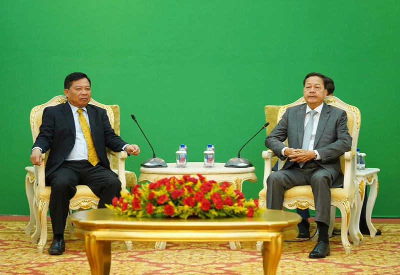 Đại sứ Nguyễn Huy Tăng chào Phó Thủ tướng Chính phủ Hoàng gia Campuchia Neth Savoeun tại Cung Hòa Bình, chiều 5/12