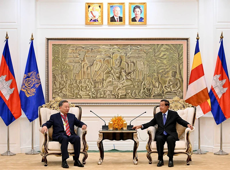 Bộ trưởng Tô Lâm chào xã giao Samdech Techo Hun Sen, Chủ tịch Đảng Nhân dân Campuchia. (Ảnh: BTV)
