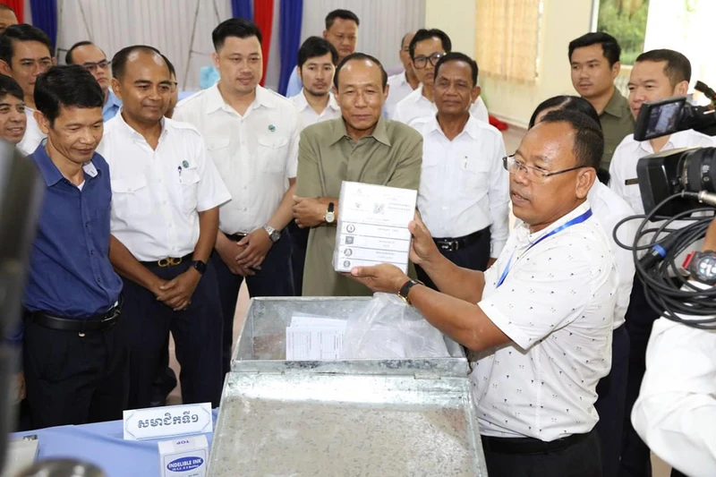 Đoàn Ủy ban Bầu cử quốc gia kiểm tra công tác chuẩn bị bầu cử Thượng viện khóa V. (Ảnh: Fresh News)