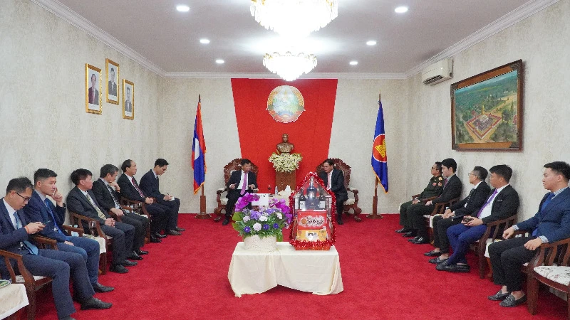 Đoàn cán bộ, nhân viên Đại sứ quán Việt Nam đến chúc mừng Quốc khánh nước bạn Lào. (Ảnh: Nguyễn Hiệp)