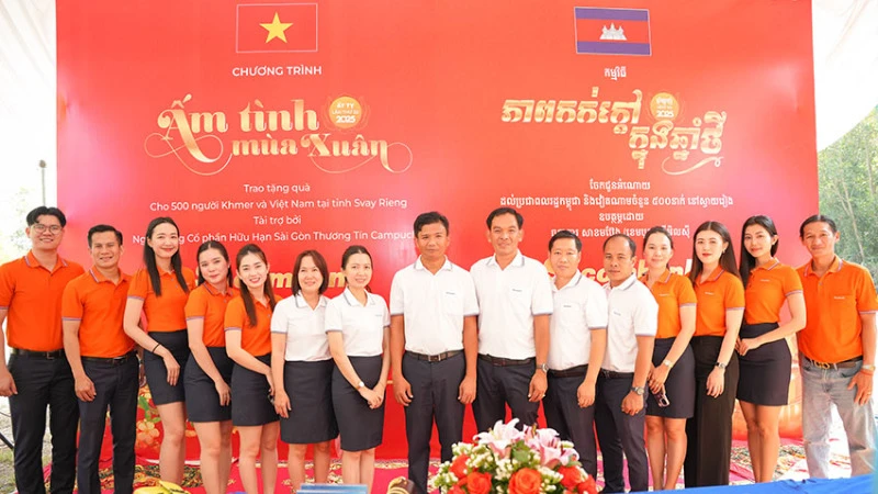 Tập thể cán bộ nhân viên Sacombank Cambodia tham gia hoạt động tặng quà tết cho các gia đình nghèo tại Svay Rieng. (Ảnh: NGUYỄN HIỆP)