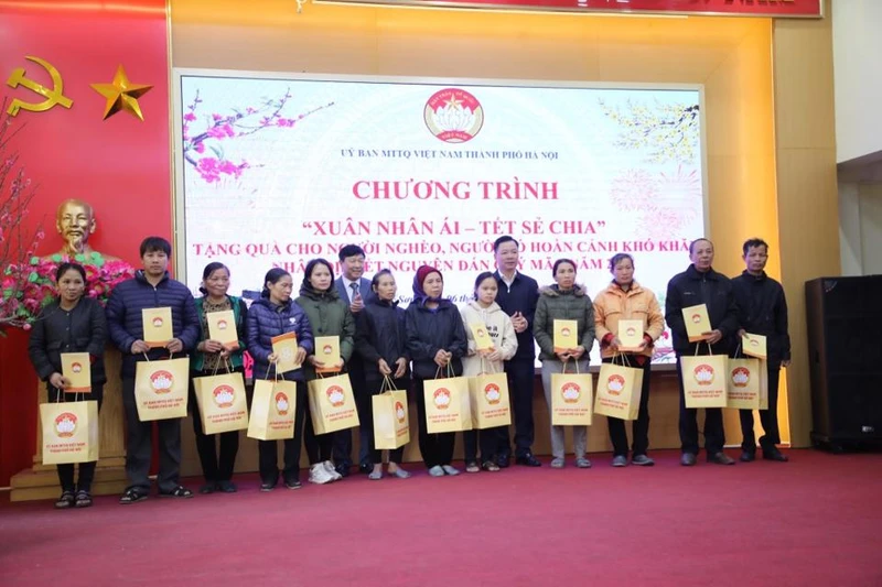 Nhiều phần quà ý nghĩa được trao tặng tại Chương trình “Xuân nhân ái - Tết sẻ chia”.