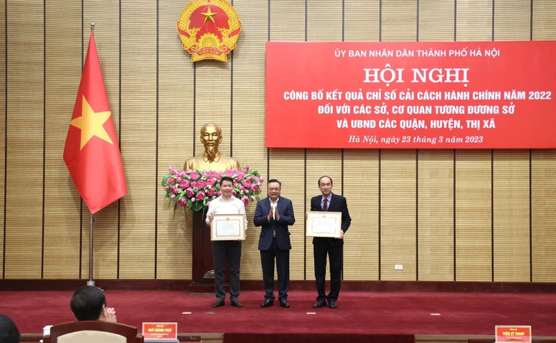 Chủ tịch Ủy ban nhân dân thành phố Hà Nội Trần Sỹ Thanh tặng Bằng khen hai đơn vị dẫn đầu chỉ số cải cách hành chính của thành phố.