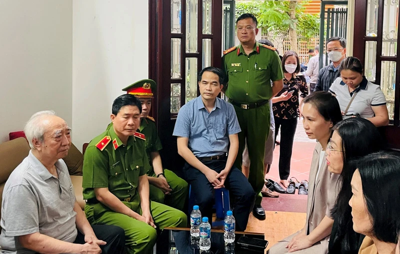 Lãnh đạo Sở Lao động- Thương binh và Xã hội Hà Nội chia sẻ, động viên với thân nhân các nạn nhân vụ cháy.