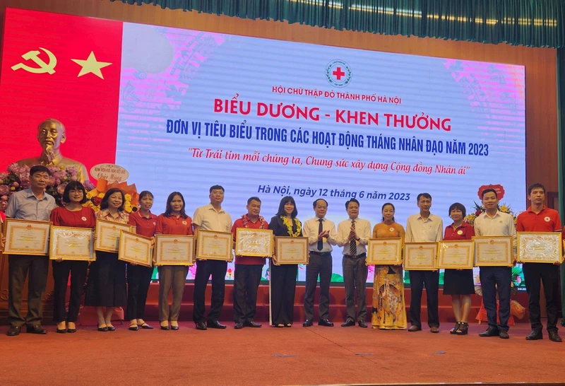 Hà Nội biểu dương, khen thưởng các tập thể, cá nhân tiêu biểu trong công tác vận động, hiến máu tình nguyện.