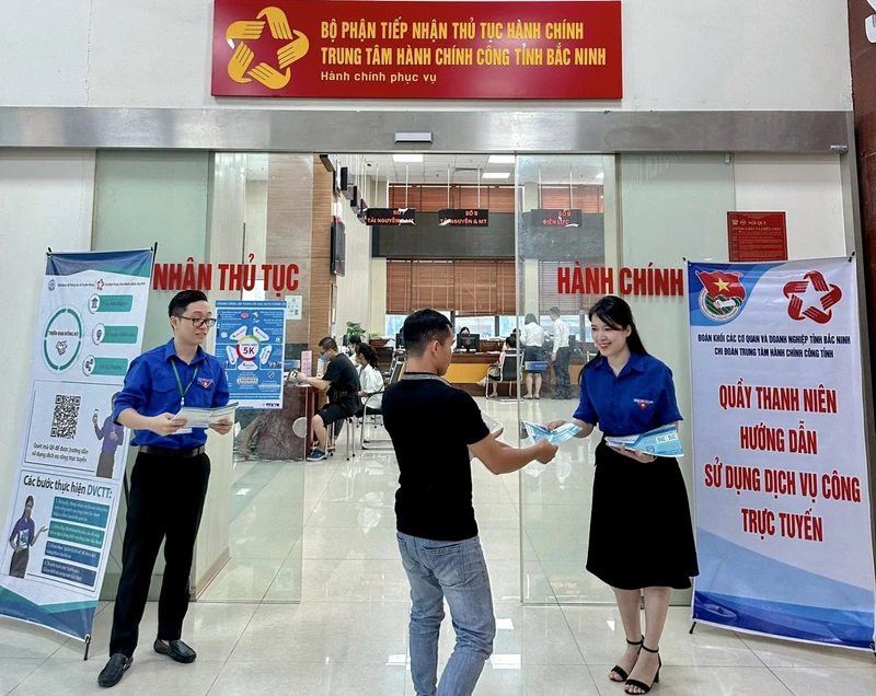 Hướng dẫn người dân làm thủ tục hành chính tại Trung tâm Hành chính công của tỉnh.