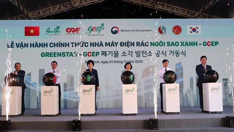 Các đại biểu bấm nút chính thức vận hành nhà máy.