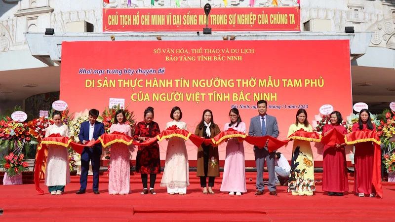 Các đại biểu cắt băng khai mạc chuyên đề trưng bày.
