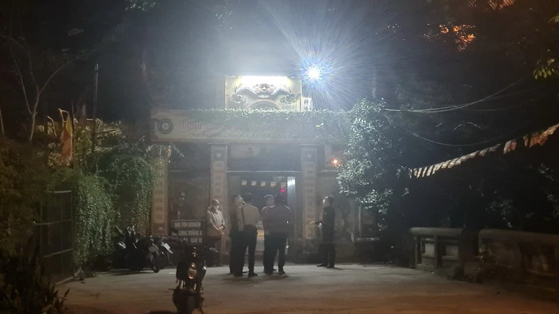 Phía ngoài hiện trường đêm xảy ra vụ án mạng nghiêm trọng.