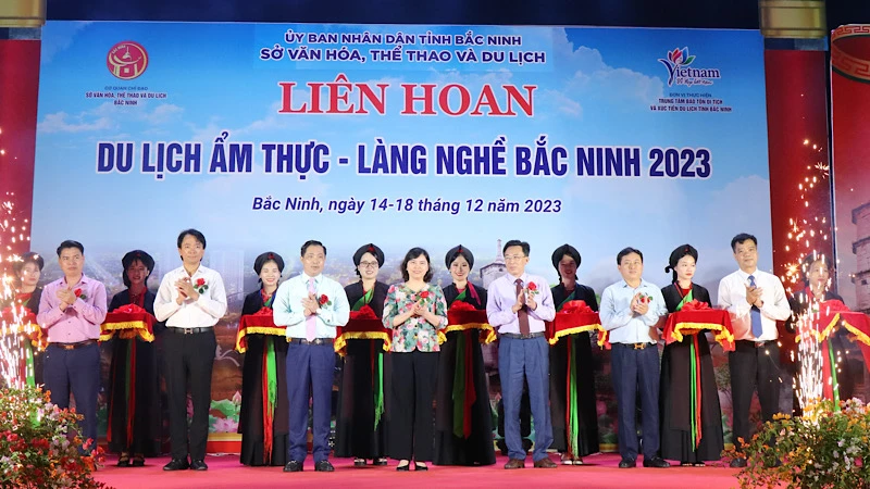 Lãnh đạo tỉnh Bắc Ninh cắt băng khai mạc Liên hoan.