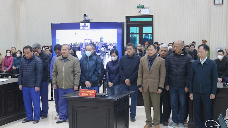 Các bị cáo nghe Hội đồng xét xử tuyên án.