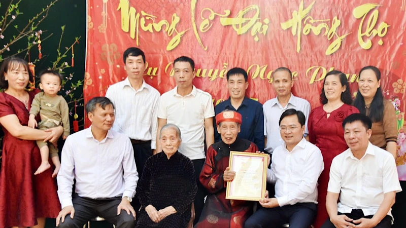 Bí thư Tỉnh ủy Bắc Ninh chúc Tết, mừng lễ Đại hồng thọ cụ Nguyễn Ngọc Phan,100 tuổi, cán bộ tiền khởi nghĩa ở thành phố Bắc Ninh. 