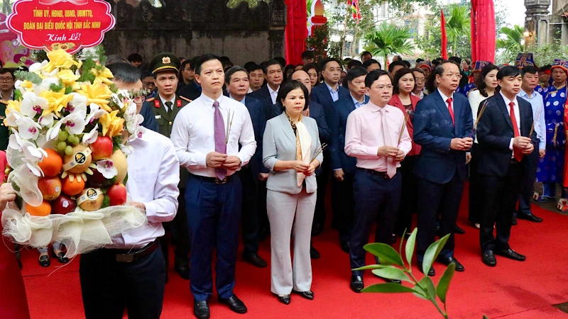 Các đồng chí lãnh đạo tỉnh dâng hương tại Văn Miếu-Bắc Ninh.