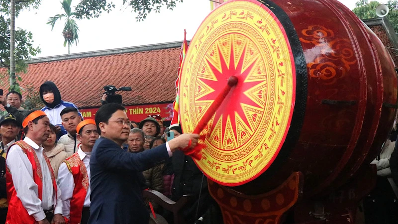Đồng chí Bí thư Tỉnh ủy Bắc Ninh đánh trống khai hội.