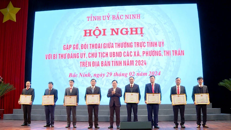 Bí thư Tỉnh ủy Bắc Ninh trao Bằng khen tặng các cá nhân có thành tích công tác xuất sắc trong năm 2023