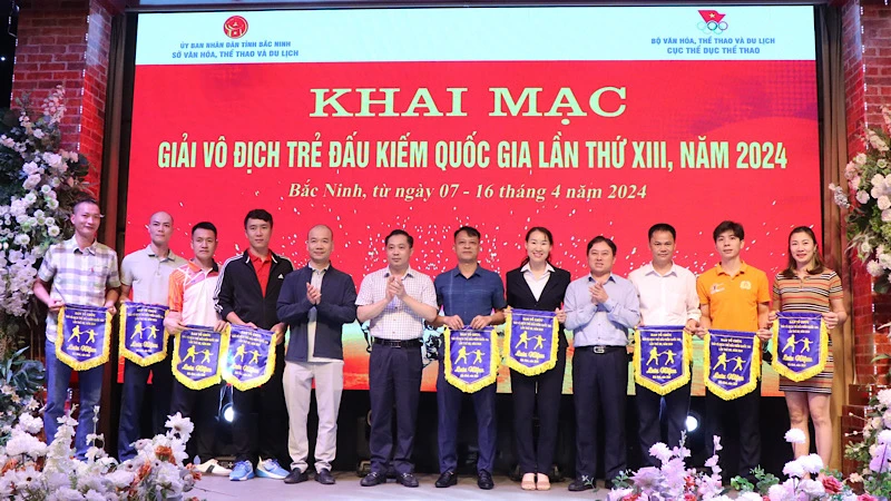 Ban tổ chức trao Cờ lưu niệm tặng các đội tham dự giải.