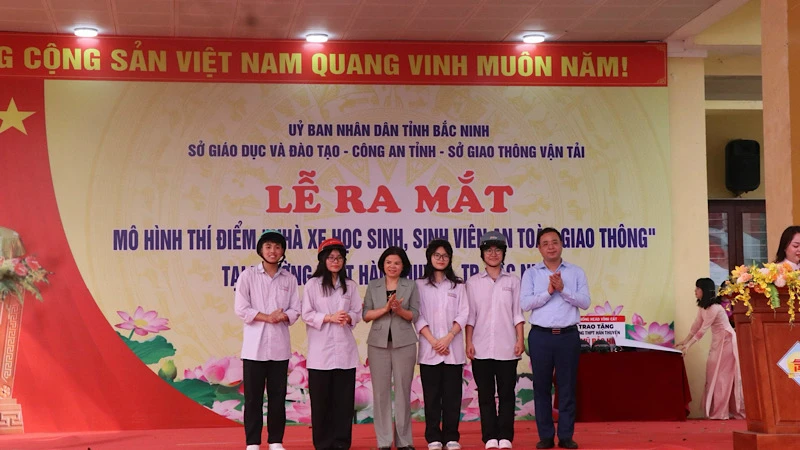 Lãnh đạo tỉnh Bắc Ninh, Sở Giáo dục và Đào tạo tặng mũ bảo hiểm cho học sinh.