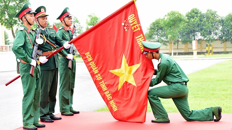 Chiến sĩ mới thực hiện nghi thức hôn lên Quân kỳ Quyết thắng.