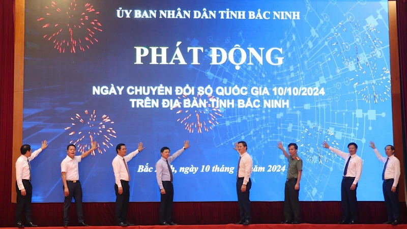 Các đại biểu phát động Ngày Chuyển đổi số quốc gia.