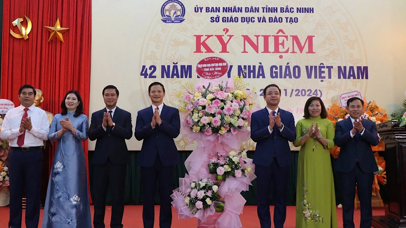 Lãnh đạo tỉnh Bắc Ninh tặng hoa chúc mừng kỷ niệm 42 năm ngày Nhà giáo Việt Nam.