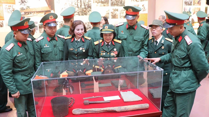 Đông đảo các cựu chiến binh đã tới thăm khu trưng bày ngay trong ngày đầu mở cửa.