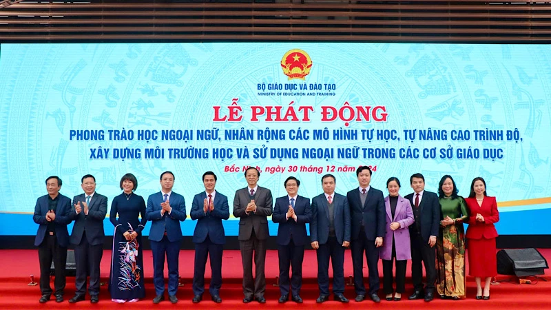 Lãnh đạo Bộ Giáo dục và Đào tạo, đại diện lãnh đạo tỉnh Bắc Ninh và các đại biểu tại Lễ Phát động.