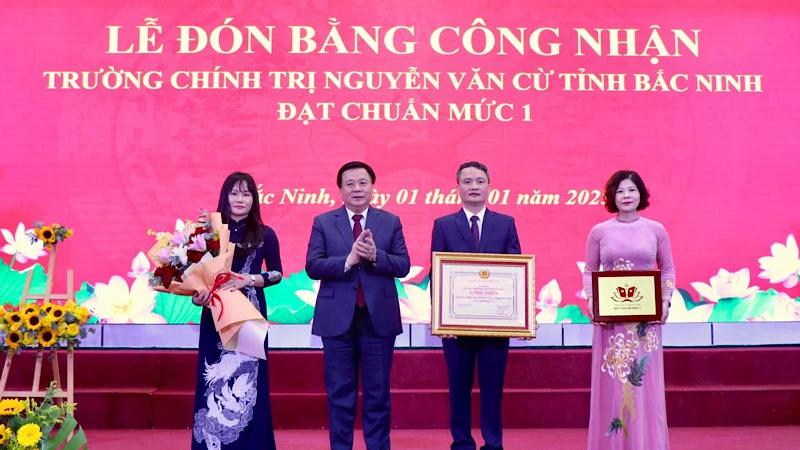 Đồng chí Nguyễn Xuân Thắng, Ủy viên Bộ Chính trị, Giám đốc Học viện Chính trị quốc gia Hồ Chí Minh, Chủ tịch Hội đồng Lý luận Trung ương, trao Bằng công nhận và chúc mừng Trường Chính trị Nguyễn Văn Cừ tỉnh Bắc Ninh đạt chuẩn mức 1. 