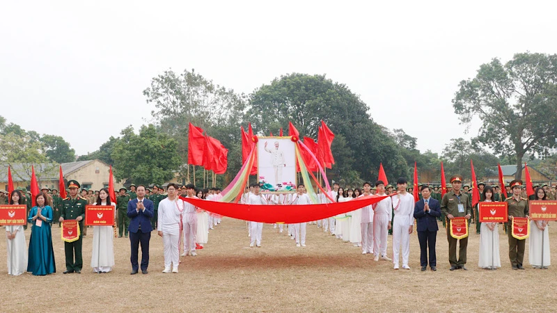 Lãnh đạo tỉnh Bắc Ninh và các đại biểu trao Cờ Lưu niệm tặng các đoàn tham gia hội thao.