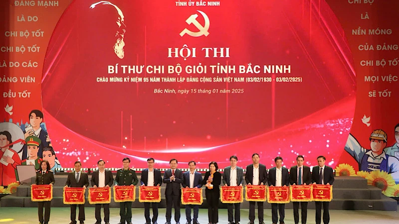 Lãnh đạo Tỉnh ủy Bắc Ninh trao Cờ lưu niệm tặng các đoàn tham dự. 