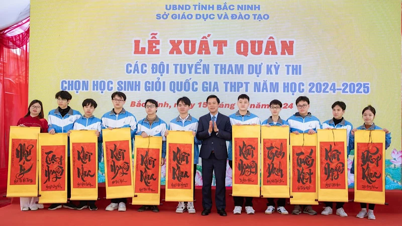 Phó Chủ tịch Ủy ban nhân dân tỉnh Bắc Ninh Lê Xuân Lợi tặng chữ, động viên các đội tuyển của tỉnh tại Lễ xuất quân tham dự kỳ thi học sinh giỏi năm học 2024-2025.