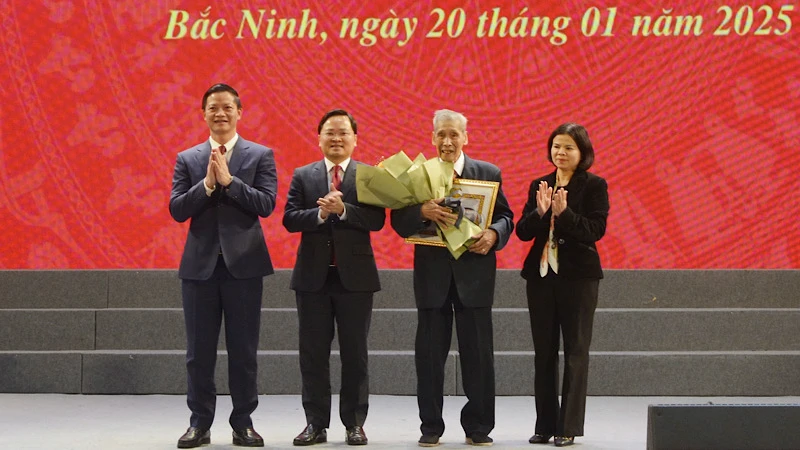 Các đồng chí Thường trực Tỉnh ủy Bắc Ninh tặng hoa, chúc mừng đảng viên lão thành vinh dự nhận Huy hiệu 80 năm tuổi Đảng.