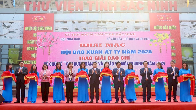 Các đại biểu cắt băng khai mạc trưng bày Hội báo Xuân Ất Tỵ năm 2025.